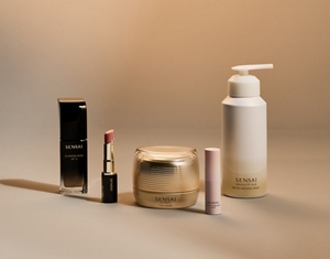 Must-have per le feste mostrati affiancati su una superficie neutra con sfondo festivo